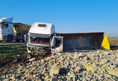 Seyir halindeki kamyon devrilerek yoldan çıktı