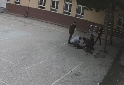 Okul bahçesinde çocuğun kalbi durdu! Öğretmeni görüp koştu...