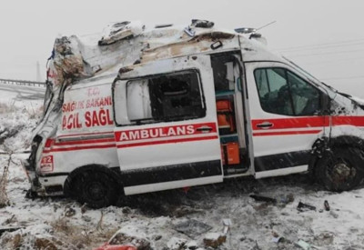Kaza yapan ambulansta 3 sağlık personeli yaralandı