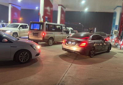 Yüksekova’da deprem sonrası akaryakıt kuyruğu