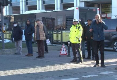 Kadıköy'de kırmızıda geçen yayalara para cezası kesildi