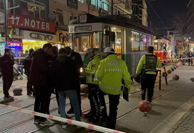 Kadıköy'de torununu kurtarmak isterken tramvayın altında kalan kadın öldü