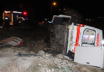 Otomobille çarpışan ambulans devrildi: 2'si ağır 5 yaralı