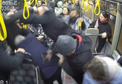 Otobüste yer isteyen kadına yumruk attı: Ev hapsi cezası aldı