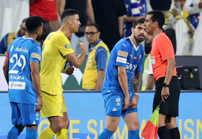 Ronaldo sinirlerine hakim olamadı! Sahanın ortasında maçın hakemine yumruk...