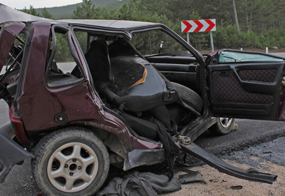 Kaza sonrası araç bu hale geldi: 1 ölü, 1 yaralı