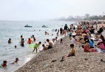 Sıcaklık arttı: Konyaaltı Sahili doldu taştı