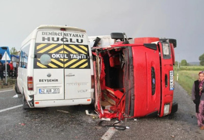 Konya'da devrilen kamyon minibüsle çarpıştı