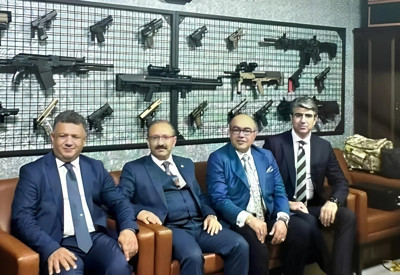 Adliye odasına astığı silahlarla poz vermişti! Bakan Tunç açıkladı: Görevine son verildi