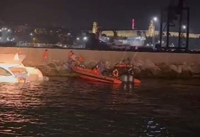 Haydarpaşa'da bir tekne mendireğe çarptı: 10 kişi kurtarıldı
