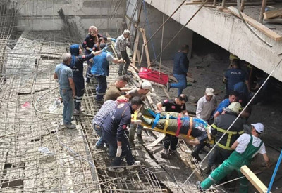 Okul inşaatında çökme: İşçiler beton kalıbın altında kaldı