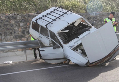 Konya'da bariyerlere çarpan otomobil asılı kaldı: 3 yaralı
