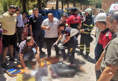 Devrilen traktör ikiye bölündü: 3 yaralı