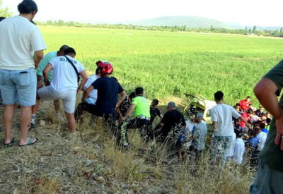 Otomobille tarlaya uçan hamile kadın ağır yaralandı