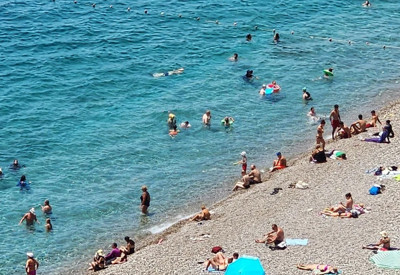 Antalya'da yüksek nem ve sıcak hava bunalttı: Sahiller doldu