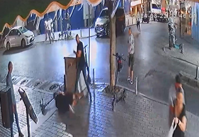 Fatih'te skuterle geldi husumetlisini vurup kaçtı