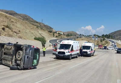 Amasya'da kamyonetler çarpıştı