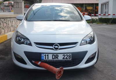 TIR'ın ezdiği duba, otomobile saplandı