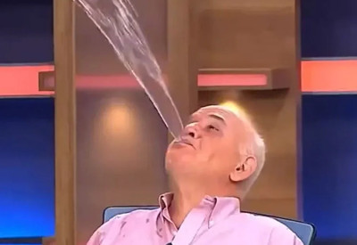 Ahmet Çakar, İzlanda galibiyetini ağzından su fışkırtarak kutladı!