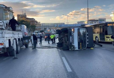Pendik D-100'de kamyonet devrildi: Trafik durma noktasına geldi