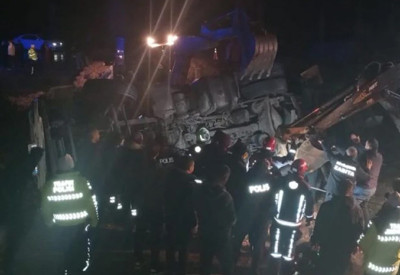 Kazaya müdahale eden polisler TIR'ın altında kaldı: 1 polis memuru şehit oldu