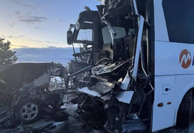 Afyonkarahisar'da feci kaza: Yolcu otobüsü ile çekici çarpıştı, 30 kişi yaralandı