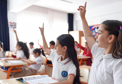 MEB duyurdu, özel okullarda kıyafet yönetmeliği değişti: Veliler kıyafetleri istediği yerden alabilecek