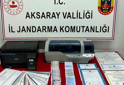 Evde sahte kimlik ve ehliyet basarken yakalandı: Savcı ve polis kartı bile basmış!