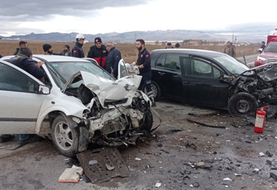 Afyonkarahisar'da 2 otomobil kafa kafaya çarpıştı, 2 ölü 3 yaralı