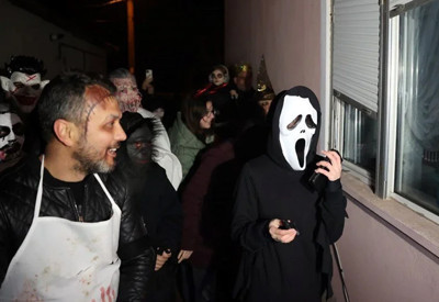 Korkunç kıyafetler giyip vatandaşları korkuttular