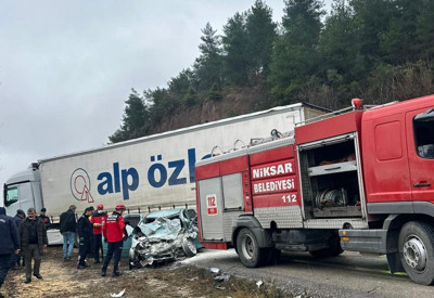 Tokat'ta otomobil TIR'ın altında kaldı: 2 ölü, 1 yaralı!