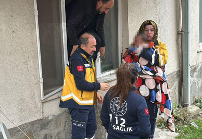 Annesinin yalnız bıraktığı 8 aylık bebeği, polis evden çıkardı