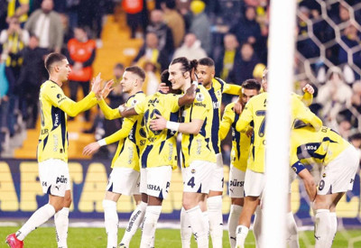 Fenerbahçe'de iki futbolcu ile yollar ayrılıyor! Ön sözleşme imzalandı