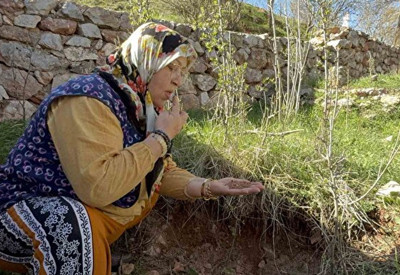 Türbenin toprağını yiyerek dua ediyorlar