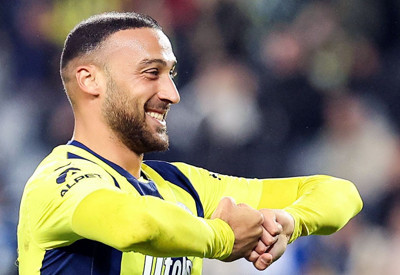 Fenerbahçe'de Cenk Tosun dönemi sona erdi; Yıldız futbolcudan iki yıllık imza