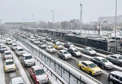 İstanbul'da kar gece boyu devam etti! Araçlar kaydı, sokaklar piste döndü