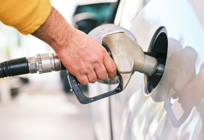 Gece yarısı akaryakıta rekor indirim! Tarihi düşüş pompa yansıdı