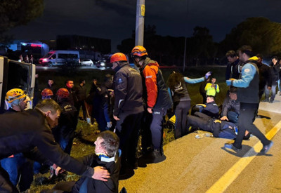 Memurları taşıyan araç devrildi: 16 yaralı