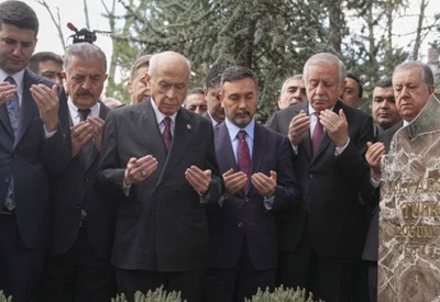 Devlet Bahçeli, Alparslan Türkeş'in kabrini ziyaret etti