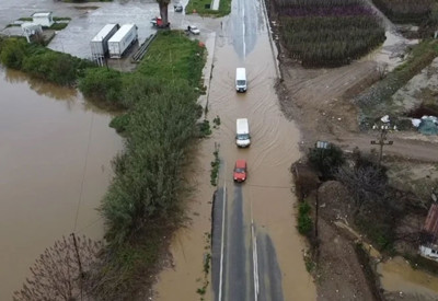 İzmir’de sağanak: Tarlalar ve yollar sular altında