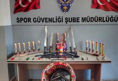 Süper Lig ekibinin taraftar otobüsünden cephanelik çıktı! Döner bıçağı, satır, sis bombası!