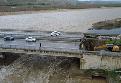 Sağanak nedeniyle çöktü! Yol çift taraflı trafiğe kapatıldı