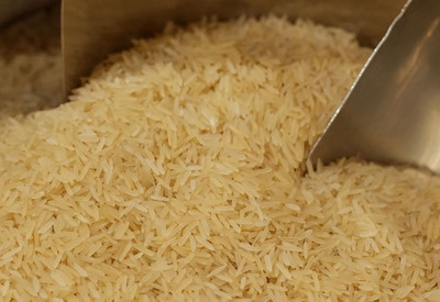 Satışa sunulan pirincin üstündeki görüntü mide bulandırdı! Markete büyük ceza