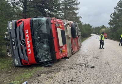 Kastamonu'da itfaiye aracı devrildi: 3 itfaiye eri yaralandı