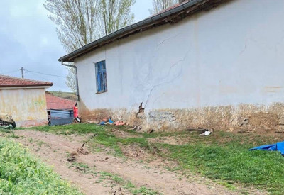Sağanak sonrası ilçede korkutan görüntü! 9 yapıda hasar oluştu