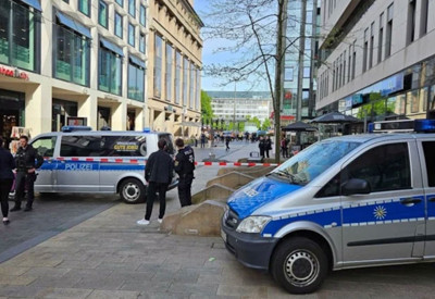 Almanya'da bir araç kalabalığın arasına girdi