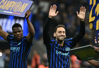 Hakan Çalhanoğlu'ndan şampiyonluk dansı! Koleksiyonuna bir kupa daha ekledi