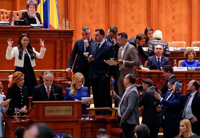 Romanya'da hükümet düştü! "Yanlış ve yapay bir önerge"