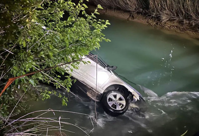 Kanala devrilen otomobildekilere yardım için suya atladı, hayatını kaybetti