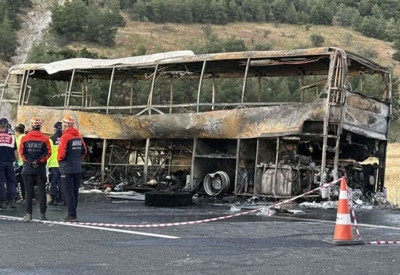 Denizli'de bariyere çarpan otobüs yandı! Katliam gibi kazada 8 can kaybı var